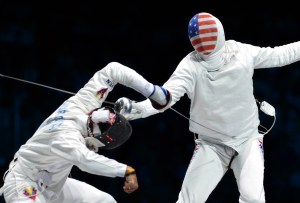 Rubén Limardo, oro olímpico y actual número, en plena lucha antiimperialista contra un tirador-metáfora americano