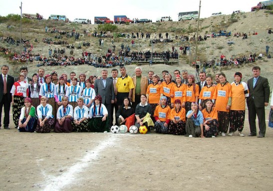 la foto mítica de aquel día en 2004 cuando comenzó todo. Alyazmalıspor enfrenta al Bindallispor y nada volvería ya a ser como antes