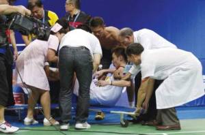 Una vez consumada la lesión, no le quedó otra a Lin Dan que venderhumo "ayudando" a llevar la camilla para que no le digan que es un hijo de puta egoísta y antifairplay