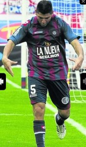 Huevos y panza. Algunas de las cosas que puede ofrecer un jugador de fútbol