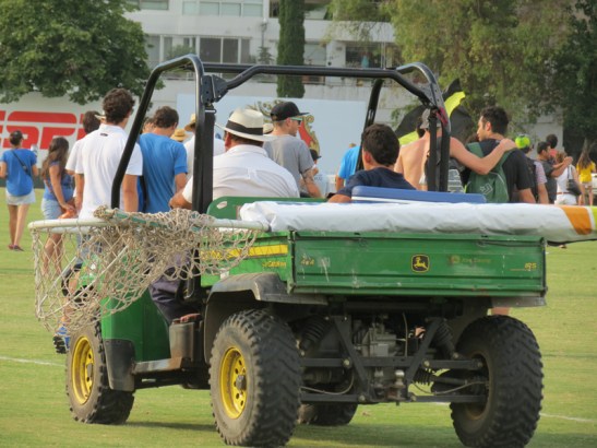 Se llevan al aro lesionado. Tiene para un mes mínimo de recuperación