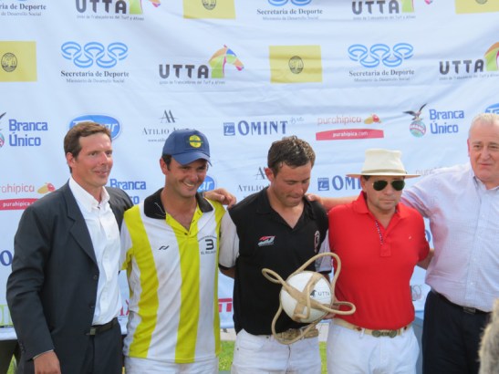El presidente Patricio "Pato" Jaccoud (aka Christopher Reeve), los capitanes y el represente del sindicato punzó, con los patos que se repartirán en el interior. Un ejemplo.