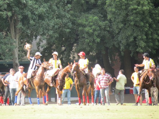 Los árbitros y su mal hábito de querer ser más protagonistas que los jugadores. Acá, intentando meter un tanto de mitad de cancha