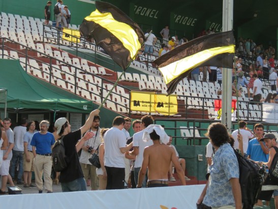 El color de hinchas del manya que cruzaron el charco para alentar a Pergamino