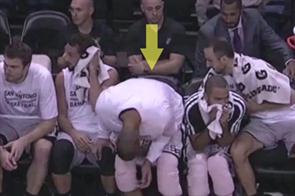 Manu Ginobili demuestra uno puede vivir para siempre siendo el hincha pelotas de la secundaria: acá le pone una lata en el asiento a Duncan antes de sentarse. Jojojo, Manu.
