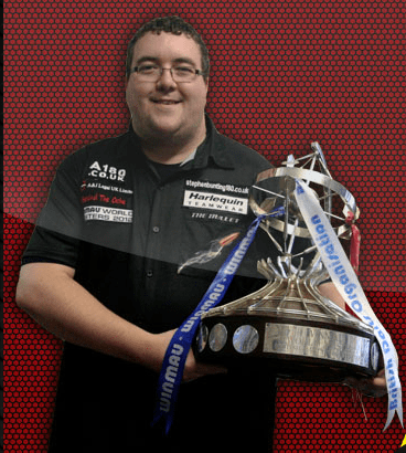 El bueno de Stephen a punto de levantar otra copa