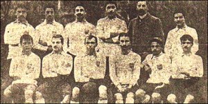 Kadiköy FC. Fuat es el cuarto de la fila de abajo