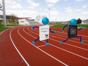 La dura carrera entre la ficción y la otra ficción. Espero que se lea el título que para eso perdí tiempo en photoshopearlo.