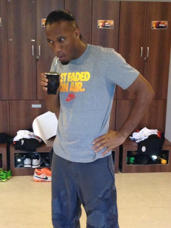 drogba tomando mate