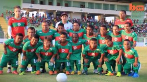 De izquierda a derecha, agachados: no hay ninguno. Perdón.