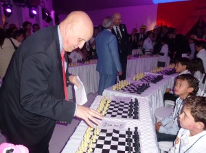 Leontxo asusta a un niño.