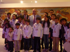 El momento especial solo para el maestro y los niños. 3 de ellos usan corbata. Qué lindos!!