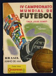 Una pierna ortopédica hecha con banderas promocionaba el accidentado evento