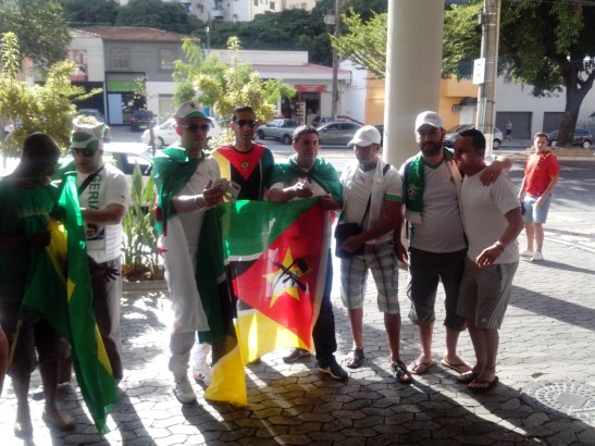 Gente que nada tiene que hacer en la tribuna de Argelia