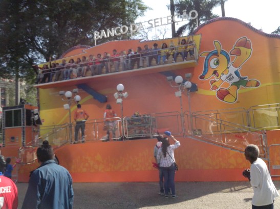 la famosa frase "se mueve el banco de suplentes" puesta en práctica en el fan fest