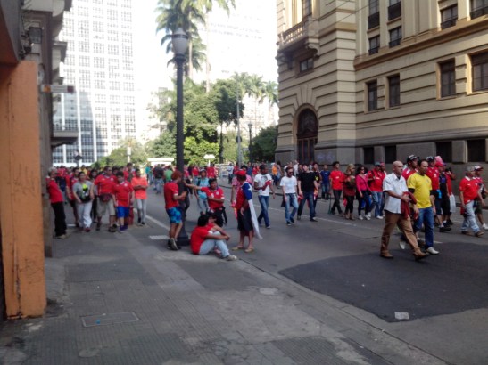 Chilenos retirándose con tristeza del fan fest luego de la derrota contra Holanda en San Pablo, pero contentos porque no gastaron plata en entradas para ese partido.