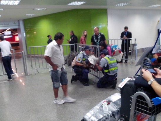 A mí llegada a Brasilia presencié momentos de tensión después de que una niña no pudiera sacar la cabeza de entre unos barrotes, donde la habia puesto por diversión. Después de largos minutos la policía de Brasilia resolvió el caso y se escucharon aplausos.