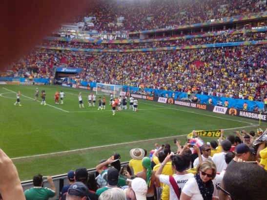 Un misterioso dedo gigante amenaza el festejo francés en Brasilia
