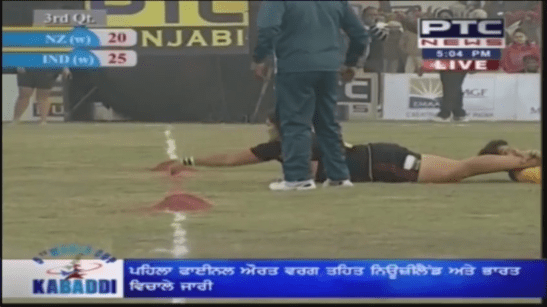 Perese se lleva a la rastra a Anu y define con el dedo índice.