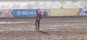 Este muchacho revolea una paloma semiviva para atraer a los halcones